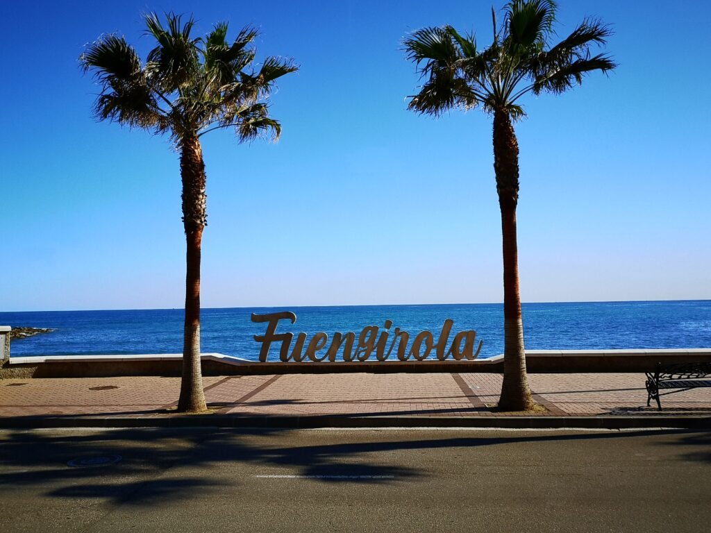 La mejor Inmobiliaria en Fuengirola Bonita vista de fuengirola con las palmeras y el mar